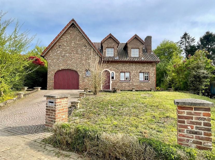 Te renoveren vrijstaande gezinswoning op toplocatie. &lt;br /&gt;
&lt;br /&gt;
Deze charmante, te renoveren vrijstaande woning is gelegen in een doodlopende straa